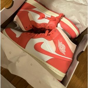 MID JORDANS  NEVER BEEN WORNN‼️